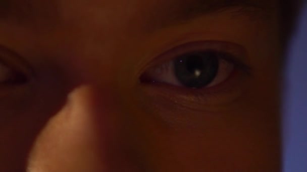 Extreme close up of young man eyes with Projector Reflection — Stock Video