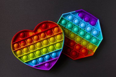 Renkli anti-stres oyuncağı duyusal oyuncak onu siyah arka plana it