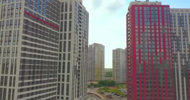Vista aérea do novo complexo residencial moderno de arranha-céus — Vídeo de Stock