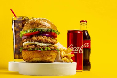 UKRAINE, KIEV - 24 AĞUSTOS 2021: Tavuk pirzolası, patates kızartması ve Coca-Cola ile büyük burger
