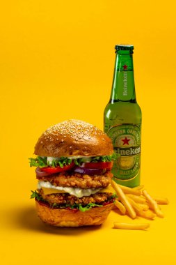 UKRAINE, KIEV - 24 AĞUSTOS 2021: Tavuk pirzolası, patates kızartması ve Heineken birası