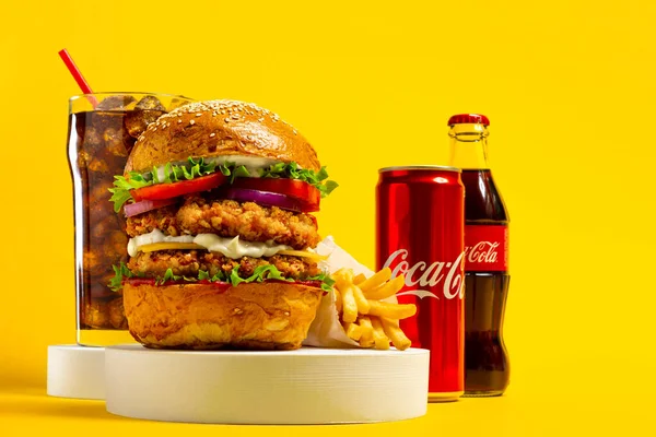 UKRAINE, KIEV - 24 AĞUSTOS 2021: Tavuk pirzolası, patates kızartması ve Coca-Cola ile büyük burger