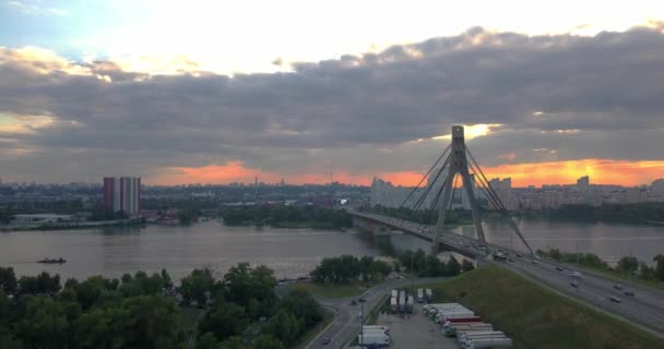 Dinyeper, Ukrayna üzerindeki Kiev Köprüsü 'nün Akşam Görüşü — Stok video