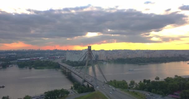 Abenddrohne Blick auf die Brücke der Kiewer Straße über den Dnjepr, Ukraine — Stockvideo