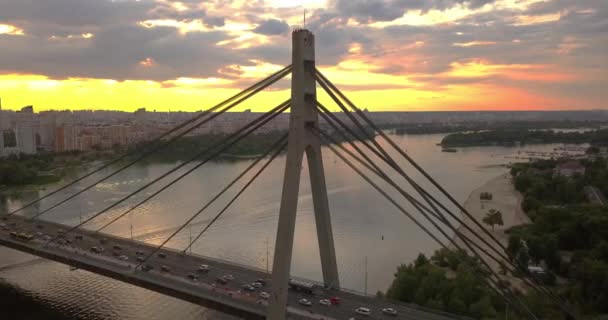 Drone aéreo nocturno Vista del puente de Kiev Road sobre el río Dnieper, Ucrania — Vídeos de Stock