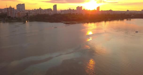 Letecký výhled na západ slunce nad řekou Dnipro. Obolon District v Kyjevě, Ukrajina — Stock video