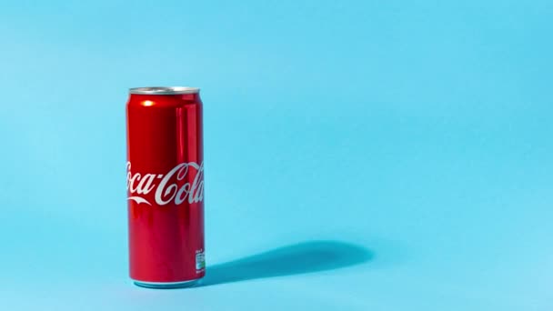 UCRÂNIA, KIEV - SETEMBRO 02, 2021: animação stop motion com lata e garrafa de Coca-Cola é mudança para Vidro com bebida — Vídeo de Stock