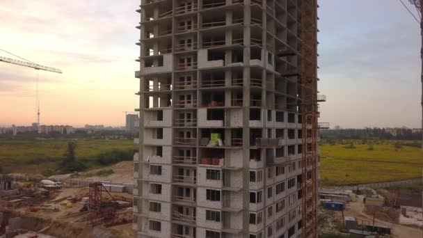 Современный жилой комплекс в стадии строительства в пригороде большого города — стоковое видео
