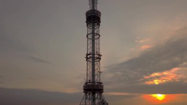 Gün batımına karşı televizyon kulesi