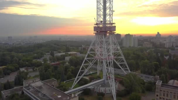 Kiev ou kyiv vista do pôr do sol aéreo, torre de tv — Vídeo de Stock