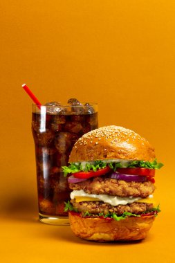 Kola ile nefis hamburger.