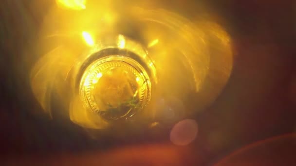 금은 추상적 인 왜곡 된 배경, 유리 배경을 녹인다 — 비디오