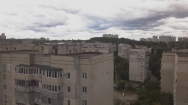 Eski Sovyet binaları olan bir uyku alanı.