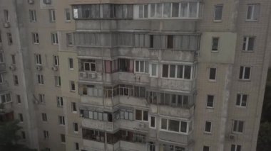 Çirkin bir Sovyet binasının pencere ve balkonları 