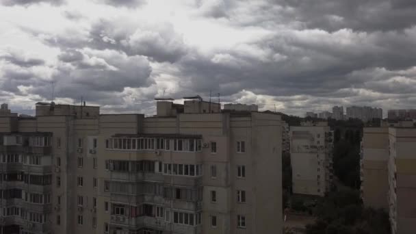 Un feo edificio soviético durante el clima nublado — Vídeo de stock