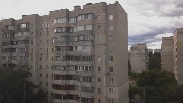 Un feo edificio soviético durante el clima nublado — Vídeos de Stock