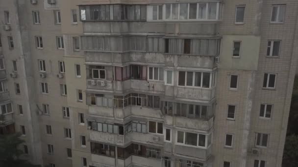 Ventanas y balcones de un feo edificio soviético — Vídeos de Stock