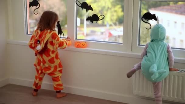 Dos hermanas en disfraces de Halloween jugando — Vídeos de Stock