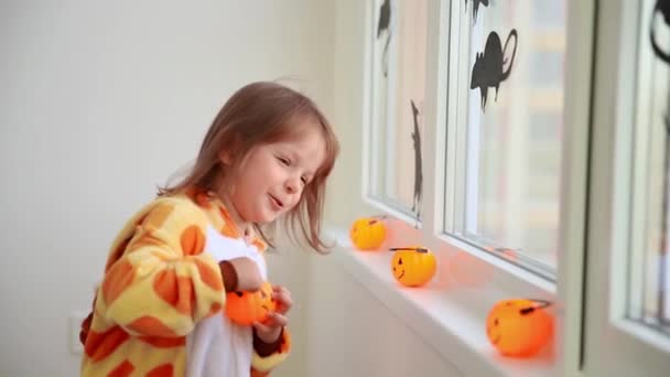 Дитина в костюмі на Хелловін з цукерками — стокове відео