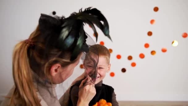 Preparación familiar para la fiesta de halloween — Vídeos de Stock