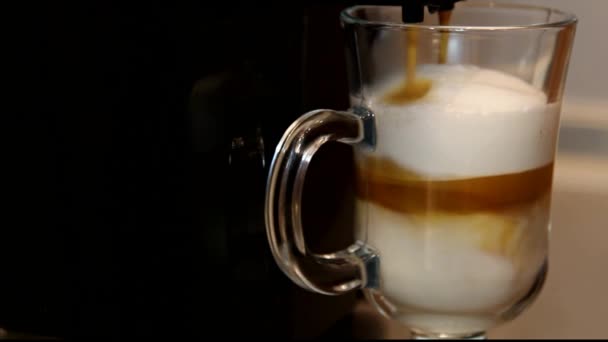 Kávovar tvorby latte — Stock video