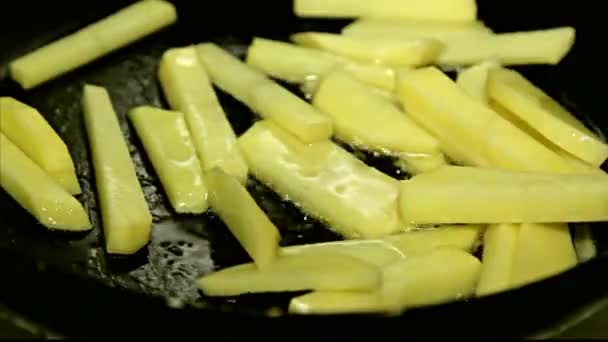 Картофель в кипении нефтяной драки — стоковое видео