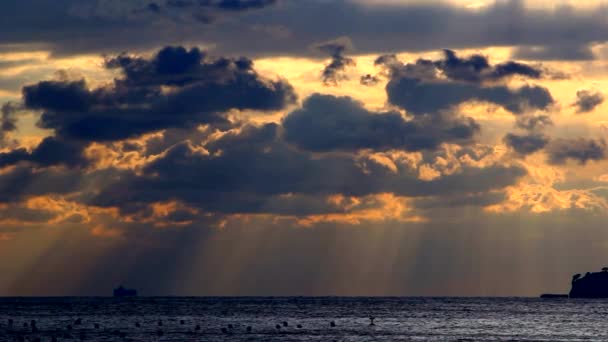 Marinhas sombrias e nuvens pesadas, horizonte, horizonte — Vídeo de Stock