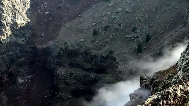 Sources de fumée dans le cratère du volcan — Video