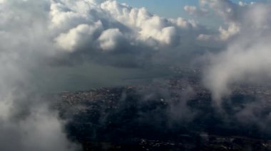 Bulutların arasından sahil kasabası görünümünü