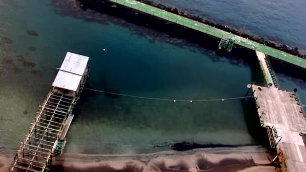 Берег. Море. Водоспад. Порожній і самотній пірс — стокове відео