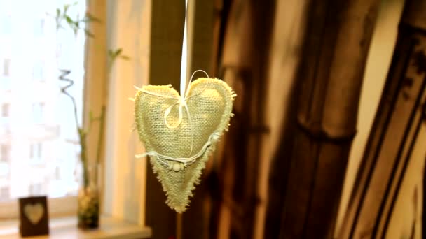Decoración de corazón de lino hecha a mano en los apartamentos interiores — Vídeos de Stock
