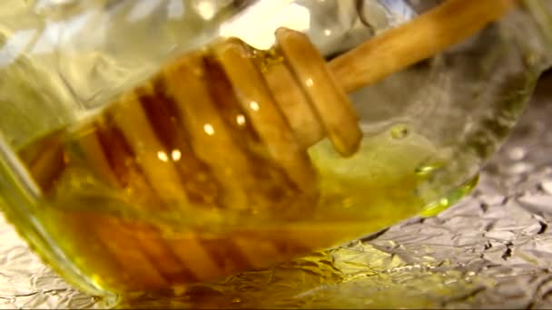 Cuchara de miel en la olla — Vídeos de Stock