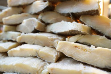 Portekiz mutfağının temel bileşeni olan Bacalhau 'nun Rustik gösterisi, ikonik tariflerde çok yönlü kullanımıyla ünlüdür.