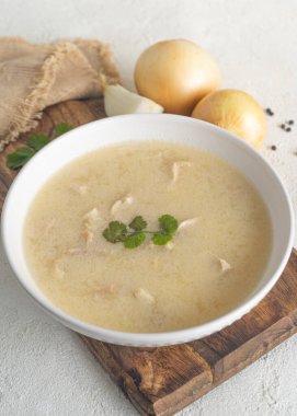 Chikhirtma - Beyaz tabakta tavuktan yapılan geleneksel Gürcistan çorbası