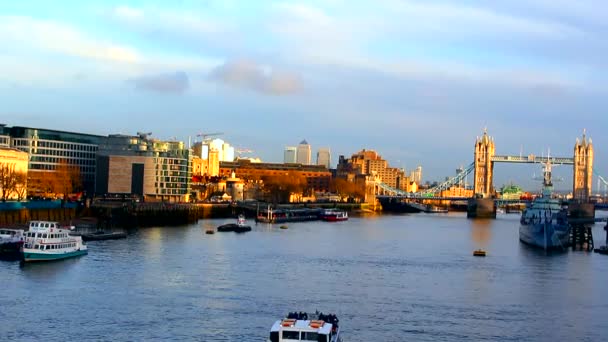 ロンドン。テムズ川、日単位の表示. — ストック動画