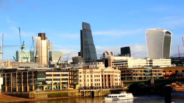 Londres cidade, aterro de Thamse — Vídeo de Stock