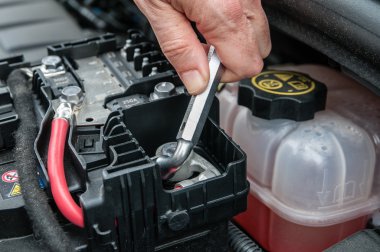 El ile bir otomotiv motor elektrik parçası onarır bir İngiliz anahtarı
