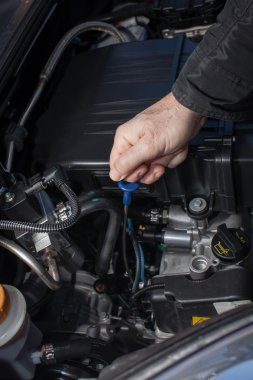 En son nesil araba motor yağ çubuğu denetimleri el