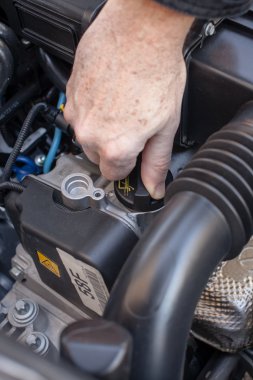 Petrol kap bir son nesil araba motoru kontrol el