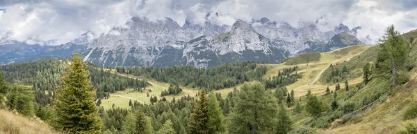 Verão vista panorâmica das montanhas em widescreen com bosques, prados e montanhas Fotografia De Stock