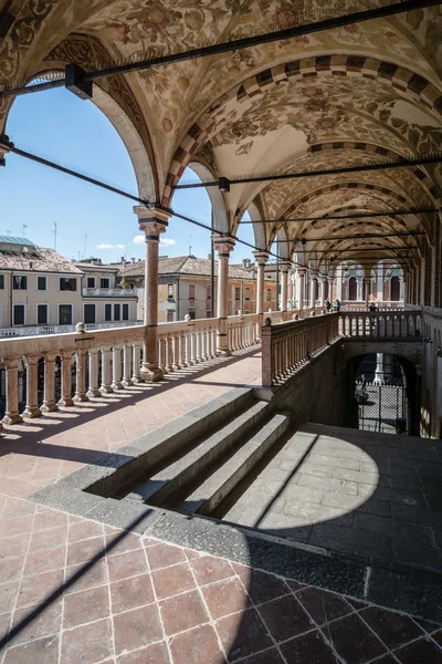 Colonata de um edifício medieval da Câmara Municipal (Palazzo della Ragione ) Imagem De Stock