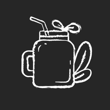 Siyah arkaplanda Smoothie beyaz tebeşir ikonu. Lezzetli organik meyveli içecek fikirleri. Çeşitli vejetaryen yemekleri. Eko yaşam tarzı. Yapraklı cam. Vejetaryen yemekleri. İzole edilmiş vektör karatahta çizimi