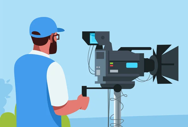 カメラマン半フラットベクトルイラスト コンテンツの撮影 映画制作プロセス 映画のクルーが働いてる 業務用高品質の機器2D漫画のキャラクターを持つ専門家 — ストックベクタ