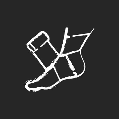 Siyah arkaplanda Elastik bandaj beyaz tebeşir simgesi. Yaralanma var. Ayağımı incittim. Travma tedavisine katıl. Hastaya yardım etmek için tıbbi malzeme. Sağlık hizmetleri. İzole edilmiş vektör karatahta çizimi