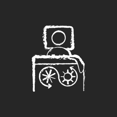 Siyah arkaplanda termal battaniye tebeşiri beyaz simge. Hasta için idare et. Ateşi tedavi etmek için ısı kontrolü. İnsan vücut ısısı korunumu. İzole edilmiş vektör karatahta çizimi