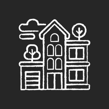 Apartman binası siyah arka planda beyaz tebeşir simgesi. Apartman dairesi. Konut mülkü. Mahallede bir daire. Garajlı uzun bir ev. İzole edilmiş vektör karatahta çizimi