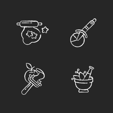 Mutfak aletleri siyah arkaplanda beyaz tebeşir simgeleri oluşturur. Kurabiye kesicisi. Pizza bıçağı. Sebze soyucu. Havan topu ve tokmak. Ev aletleri. İzole edilmiş vektör karatahta çizimleri