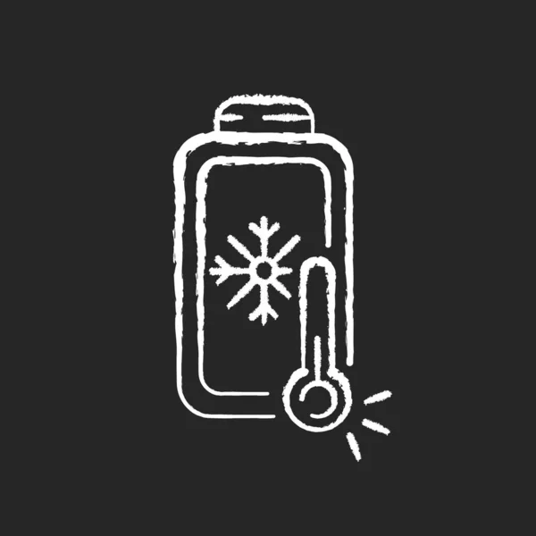 电池充电过冷问题粉笔白色图标在黑色背景 现代设备工作时间倍增 低温充电器 孤立的矢量黑板插图 — 图库矢量图片