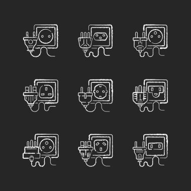 Beyaz uzaya kurulmuş farklı güç çıkışları siyah kabartma simgeleri. Çoklu lobutlu prizler. Ev aletleri için elektrik kabloları. Kablo tipleri. Siluet sembolleri. Vektör izole illüstrasyonu