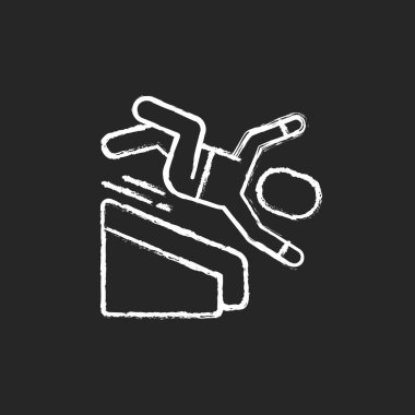 Siyah arkaplanda beyaz tebeşir simgesinden düşüyor. Düşme riskleri. Ev kazaları. Kaygan ıslak yüzeyler. Bodrum merdiveni. Düşme kaynaklı yaralar. İzole edilmiş vektör karatahta çizimi